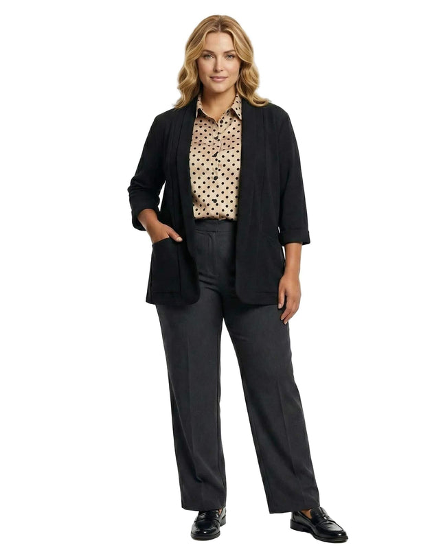 Επίσημη μαύρη γυναικεία ζακέτα βισκόζη με τσέπες και ανοιχτή γραμμή, ιδανική για μεγάλα μεγέθη. Ολόσωμη λήψη που παρουσιάζει την εφαρμογή στο σώμα.