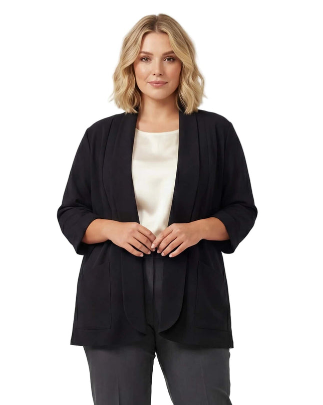 Επίσημη μαύρη γυναικεία ζακέτα βισκόζη με τσέπες σε μεγάλα μεγέθη. Μπροστινή όψη σε μοντέλο με λευκό φόντο, που δείχνει την άνετη ανοιχτή γραμμή και το κομψό πέσιμο του υφάσματος.