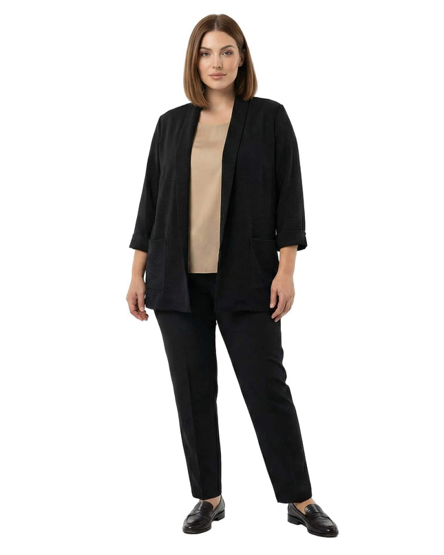 Ολόσωμη φωτογραφία από μαύρη γυναικεία ζακέτα βισκόζης με τσέπες, σε άνετη γραμμή χωρίς κούμπωμα, ειδικά σχεδιασμένη για μεγάλα μεγέθη.