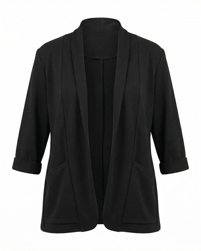 Επίσημη μαύρη γυναικεία ζακέτα βισκόζη για μεγάλα μεγέθη, με ίσια γραμμή χωρίς κούμπωμα και πρακτικές τσέπες, φωτογραφημένη σε λευκό φόντο.