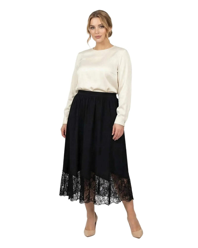 Επίσημη μαύρη μάξι φούστα σε μεγάλα μεγέθη, με εβαζέ γραμμή και φαρδιά δαντέλα στο τελείωμα. Φορεμένη από μοντέλο σε λευκό φόντο.