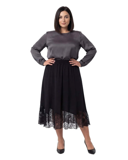 Ολόσωμη λήψη σε λευκό φόντο, όπου μοντέλο φοράει την επίσημη μαύρη μάξι φούστα με δαντέλα στο τελείωμα, σε μεγάλα μεγέθη.