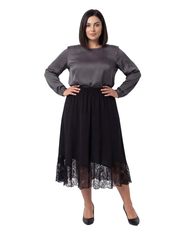 Ολόσωμη λήψη σε λευκό φόντο, όπου μοντέλο φοράει την επίσημη μαύρη μάξι φούστα με δαντέλα στο τελείωμα, σε μεγάλα μεγέθη.