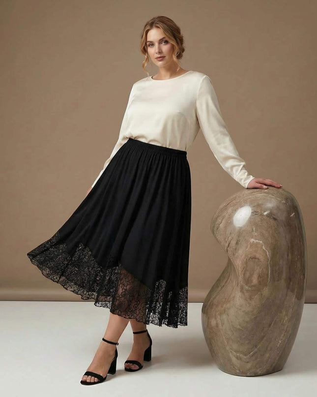 Ολόσωμη λήψη μοντέλου που φοράει επίσημη μαύρη μάξι φούστα σε μεγάλα μεγέθη, με φαρδύ τελείωμα από διάφανη δαντέλα.