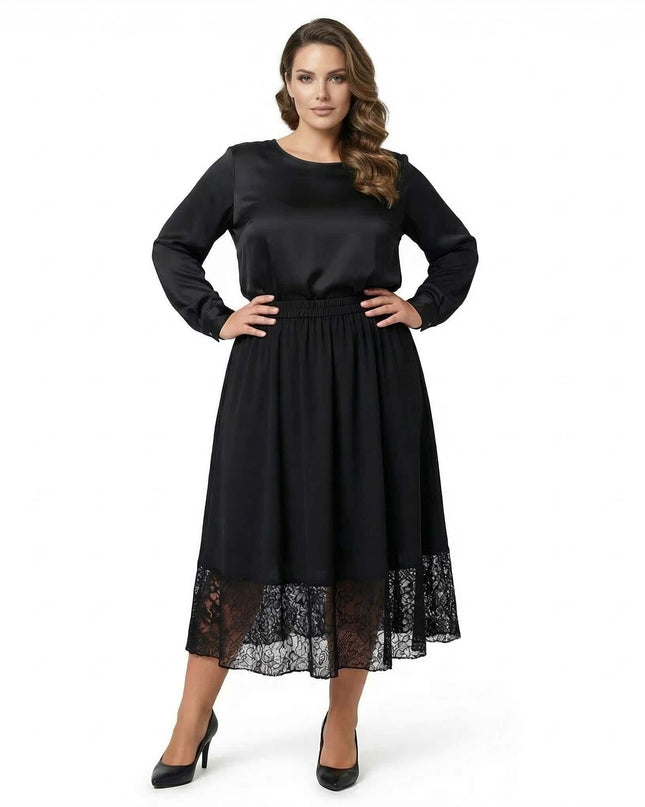 Μοντέλο φοράει επίσημη μαύρη μάξι φούστα σε μεγάλα μεγέθη με τελείωμα δαντέλας. Ολόσωμη λήψη σε λευκό φόντο.