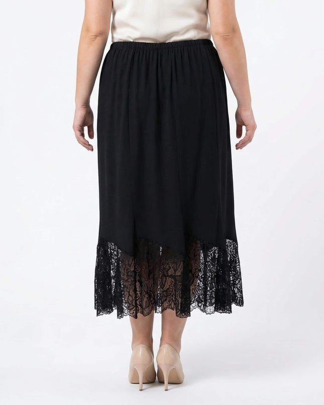 Πίσω όψη της μαύρης μάξι φούστας σε μεγάλα μεγέθη. Διακρίνεται η εβαζέ γραμμή, το λάστιχο στη μέση και το φαρδύ πάνελ από διάφανη δαντέλα στο κάτω μέρος.