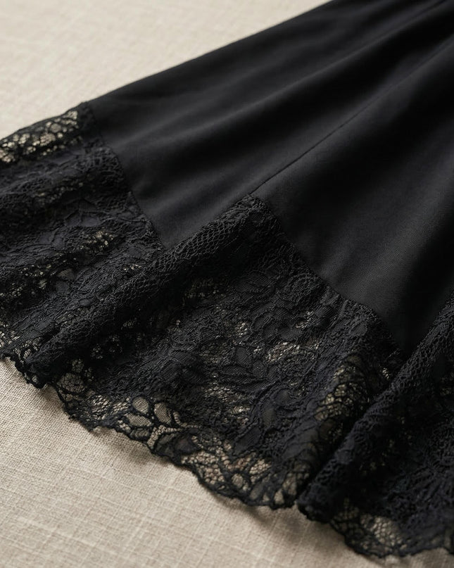 Κοντινή λεπτομέρεια που δείχνει το φαρδύ τελείωμα με διάφανη φλοράλ δαντέλα στην επίσημη μαύρη μάξι φούστα για καμπύλες.