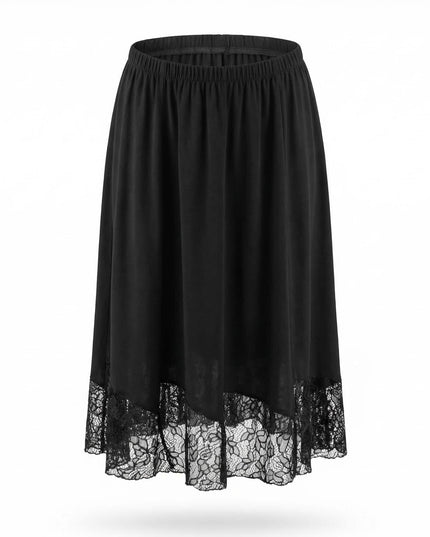 Επίσημη μαύρη μάξι φούστα σε μεγάλα μεγέθη, με ελαστική μέση και φαρδύ τελείωμα από διάφανη φλοράλ δαντέλα, σε λευκό φόντο.