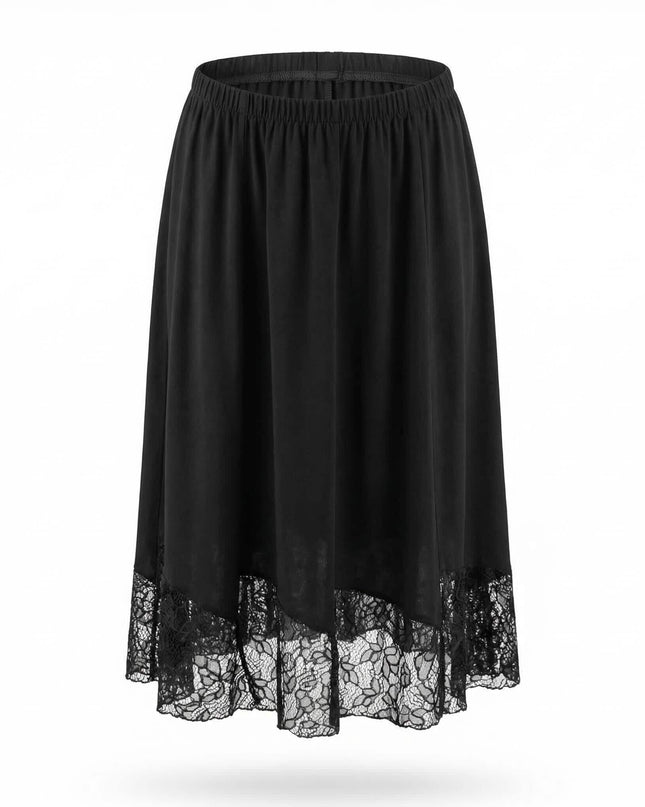Επίσημη μαύρη μάξι φούστα σε μεγάλα μεγέθη, με ελαστική μέση και φαρδύ τελείωμα από διάφανη φλοράλ δαντέλα, σε λευκό φόντο.