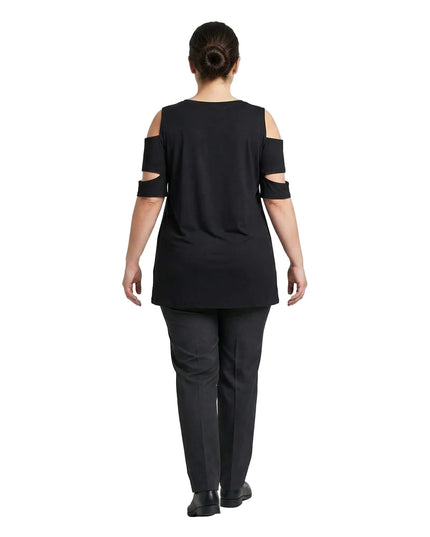 Πίσω όψη από την επίσημη μαύρη μάξι τουνίκ σε μεγάλα μεγέθη. Διακρίνονται καθαρά οι ανοιχτοί ώμοι και η άνετη εβαζέ γραμμή του ρούχου.