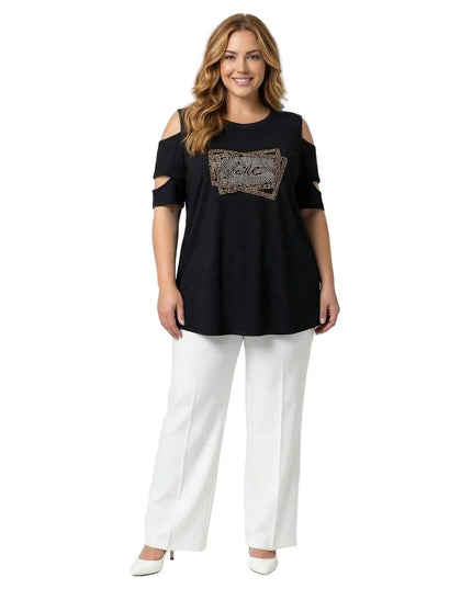 Ολόσωμη λήψη σε λευκό φόντο: Επίσημη μαύρη μάξι τουνίκ plus size με κομψούς ανοιχτούς ώμους και εντυπωσιακό σχέδιο με στρας στο στήθος.