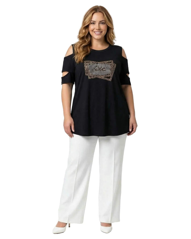 Ολόσωμη λήψη σε λευκό φόντο: Επίσημη μαύρη μάξι τουνίκ plus size με κομψούς ανοιχτούς ώμους και εντυπωσιακό σχέδιο με στρας στο στήθος.