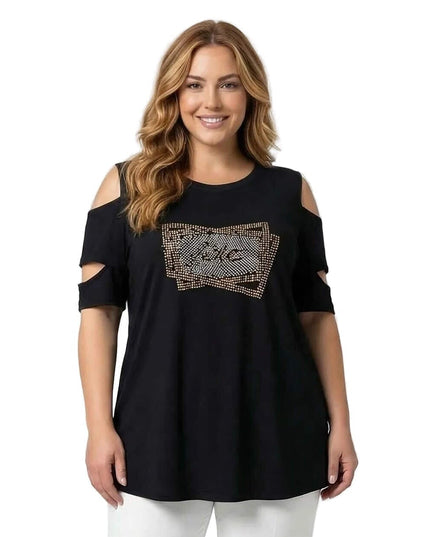 Μαύρη επίσημη τουνίκ plus size με κομψούς ανοιχτούς ώμους και λαμπερή λεπτομέρεια με στρας στο στήθος, φωτογραφημένη σε λευκό φόντο.