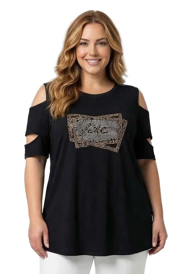 Μαύρη επίσημη τουνίκ plus size με κομψούς ανοιχτούς ώμους και λαμπερή λεπτομέρεια με στρας στο στήθος, φωτογραφημένη σε λευκό φόντο.