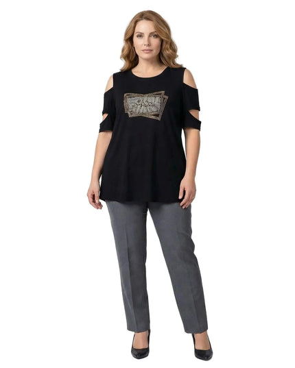 Ολόσωμη λήψη μοντέλου που φοράει επίσημη μαύρη τουνίκ plus size, με ανοιχτούς ώμους και λαμπερό σχέδιο με στρας, συνδυασμένη με γκρι παντελόνι.