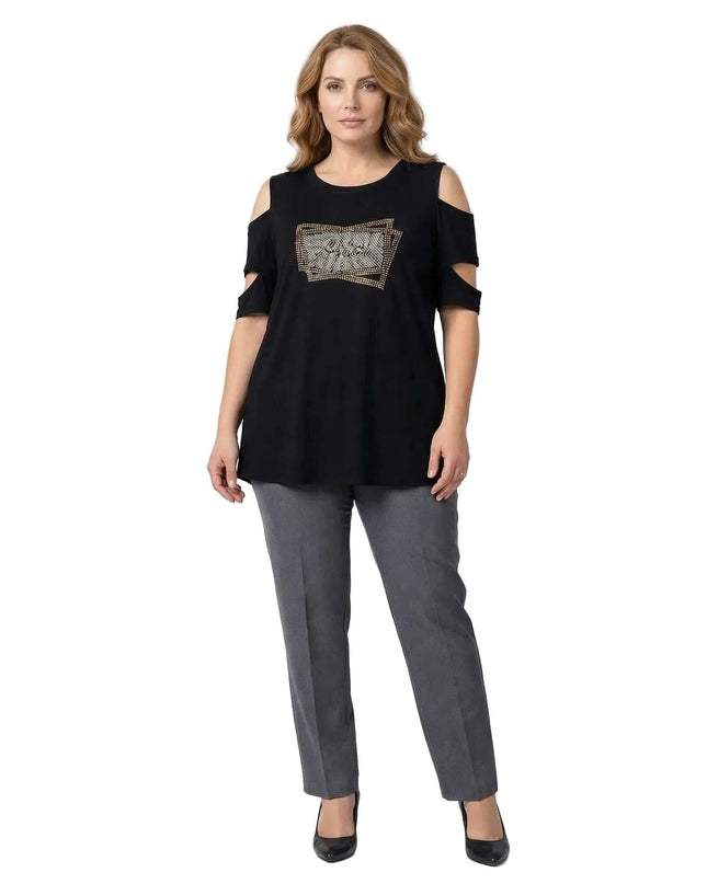 Ολόσωμη λήψη μοντέλου που φοράει επίσημη μαύρη τουνίκ plus size, με ανοιχτούς ώμους και λαμπερό σχέδιο με στρας, συνδυασμένη με γκρι παντελόνι.