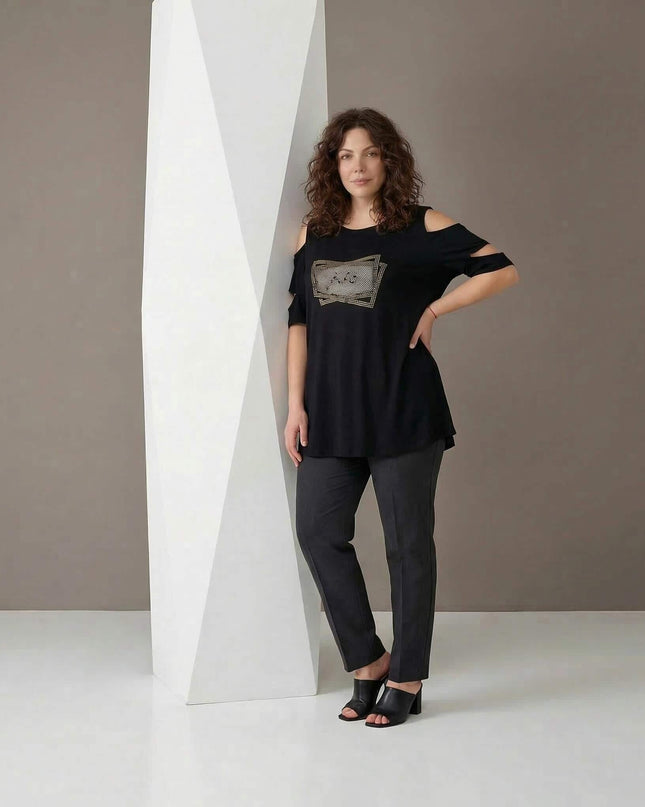 Ολόσωμη λήψη μοντέλου που φοράει επίσημη μαύρη μάξι τουνίκ plus size, με ανοιχτούς ώμους, διακόσμηση με στρας και εβαζέ γραμμή.