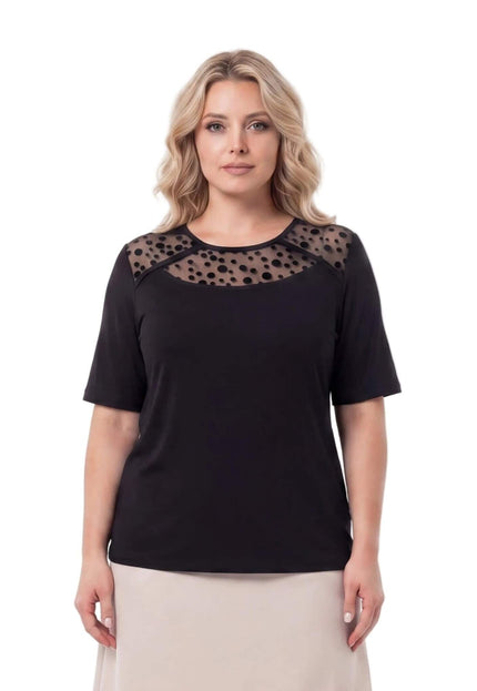 Επίσημη μαύρη μπλούζα plus size με εντυπωσιακό ντεκολτέ από τούλι. Λήψη μπροστά μέχρι τη μέση σε λευκό φόντο.
