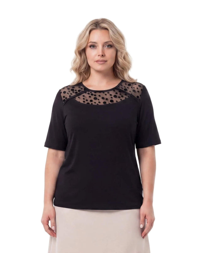 Επίσημη μαύρη μπλούζα plus size με εντυπωσιακό ντεκολτέ από τούλι. Λήψη μπροστά μέχρι τη μέση σε λευκό φόντο.