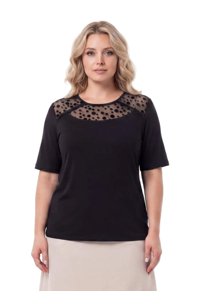 Επίσημη μαύρη μπλούζα plus size με εντυπωσιακό ντεκολτέ από τούλι. Λήψη μπροστά μέχρι τη μέση σε λευκό φόντο.