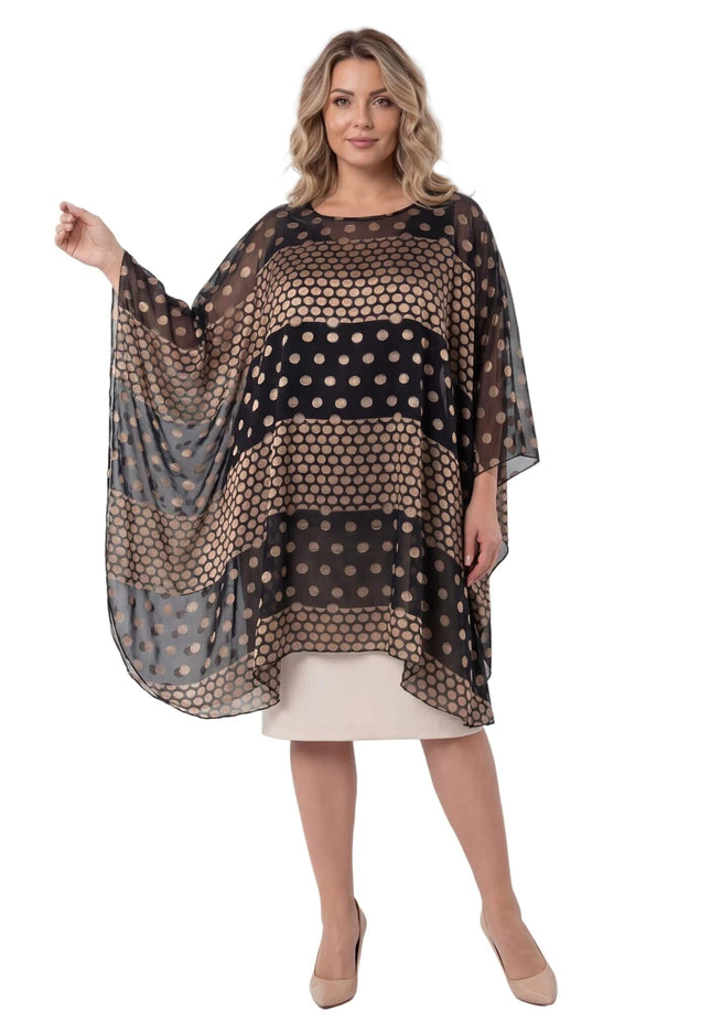 Ολόσωμη λήψη της μαύρης επίσημης τουνίκ πόντσο plus size. Αναδεικνύεται το διαφανές σιφόν με τις ρίγες από χρυσά πουά και τα φαρδιά μανίκια.