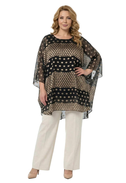 Ολόσωμη λήψη σε λευκό φόντο της μαύρης plus size τουνίκ πόντσο. Ξεχωρίζει το διαφανές ύφασμα σιφόν με τα εντυπωσιακά χρυσά πουά σε οριζόντιες ρίγες.