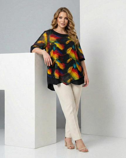 Επίσημη μαύρη τουνίκ μεγάλα μεγέθη με πολύχρωμο μοτίβο σε ασύμμετρο σιφόν, φορεμένη από μοντέλο σε ολόσωμη λήψη με μπεζ παντελόνι.
