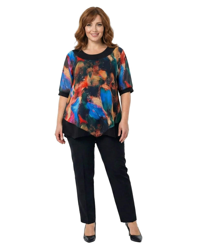 Επίσημη μαύρη τουνίκ σε μεγάλα μεγέθη με ασύμμετρο σιφόν και πολύχρωμο print, σε ολόσωμη λήψη που αναδεικνύει την άνετη γραμμή.