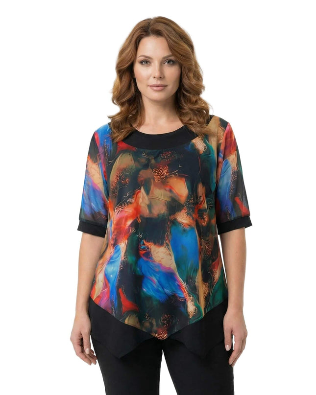 Επίσημη μαύρη τουνίκ σε μεγάλα μεγέθη με ασύμμετρο σιφόν και πολύχρωμο print, σε μπροστινή όψη και λευκό φόντο.