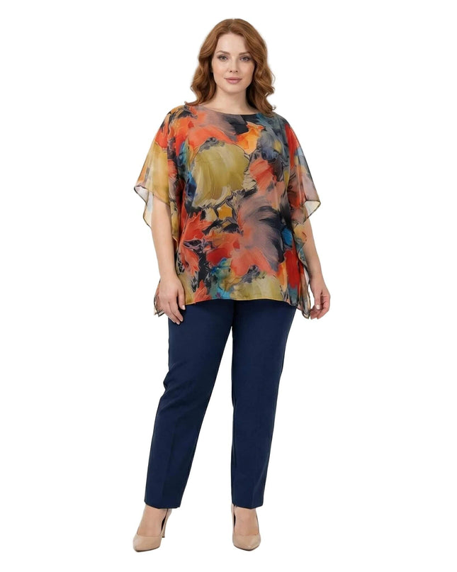 Αέρινη τουνίκ από σιφόν με πολύχρωμο φλοράλ μοτίβο και φαρδιά μανίκια, σε ολόσωμη λήψη που αναδεικνύει την εφαρμογή σε μεγάλα μεγέθη.