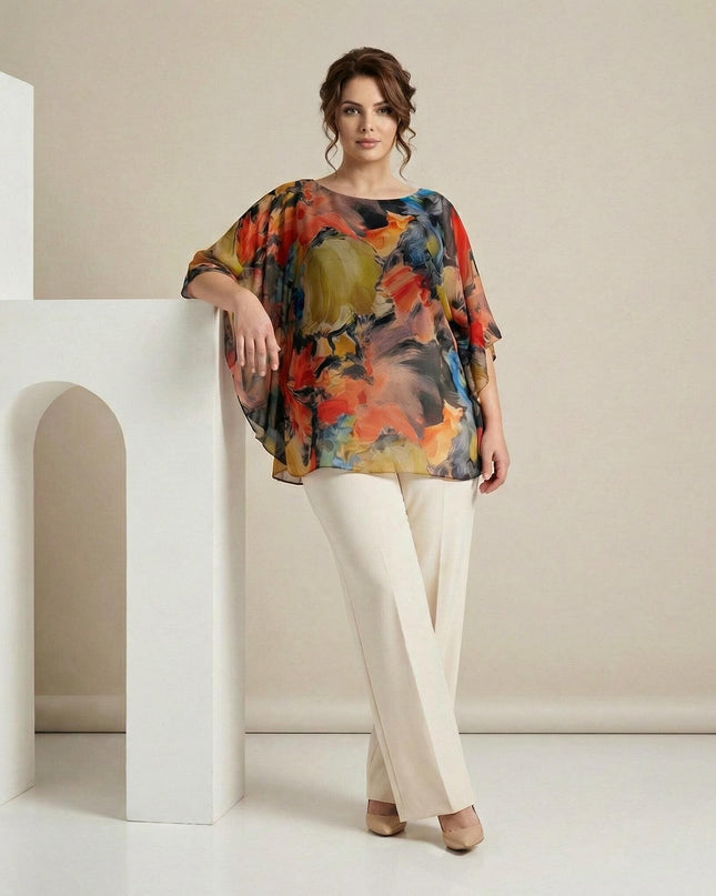Επίσημη τουνίκ από αέρινη σιφόν με πολύχρωμο αφηρημένο μοτίβο και φαρδιά μανίκια, σε ολόσωμη λήψη για plus size στυλ.