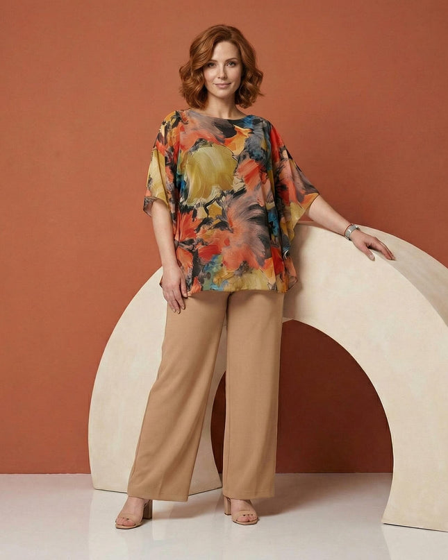 Αέρινη τουνίκ σιφόν με πολύχρωμο εμπριμέ σχέδιο, ιδανική για μεγάλα μεγέθη. Ολόσωμη λήψη του ρούχου φορεμένο από μοντέλο σε στούντιο.