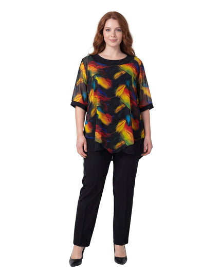 Επίσημη μαύρη τουνίκ μεγάλα μεγέθη με πολύχρωμο ασύμμετρο σιφόν και κοντά διάφανα μανίκια. Μπροστινή ολόσωμη λήψη που αναδεικνύει την άνετη εβαζέ γραμμή.