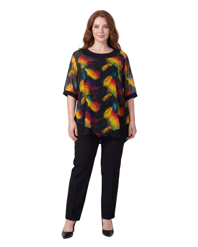 Επίσημη μαύρη τουνίκ μεγάλα μεγέθη με πολύχρωμο ασύμμετρο σιφόν και κοντά διάφανα μανίκια. Μπροστινή ολόσωμη λήψη που αναδεικνύει την άνετη εβαζέ γραμμή.