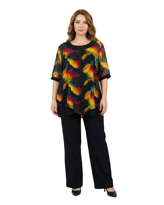 Επίσημη μαύρη τουνίκ για μεγάλα μεγέθη με πολύχρωμο σιφόν και ασύμμετρο τελείωμα. Ολόσωμη λήψη που αναδεικνύει το μοτίβο και την άνετη γραμμή σε λευκό φόντο.