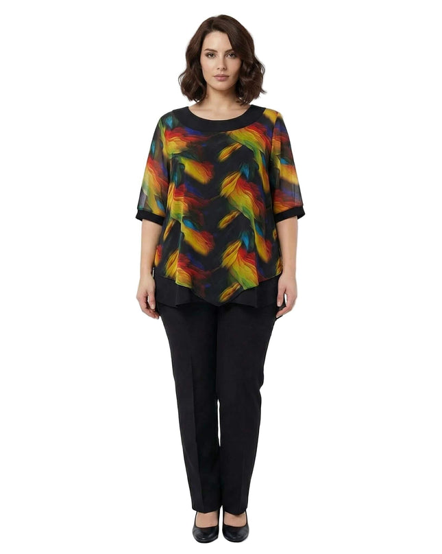 Επίσημη μαύρη τουνίκ μεγάλα μεγέθη με ασύμμετρο πολύχρωμο σιφόν και στρογγυλή λαιμόκοψη, σε ολόσωμη λήψη που αναδεικνύει την εφαρμογή.