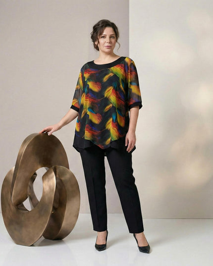 Γυναικεία επίσημη μαύρη τουνίκ με ασύμμετρο πολύχρωμο σιφόν και σχέδιο φτερά για μεγάλα μεγέθη, σε ολόσωμη λήψη φορεμένη από μοντέλο.