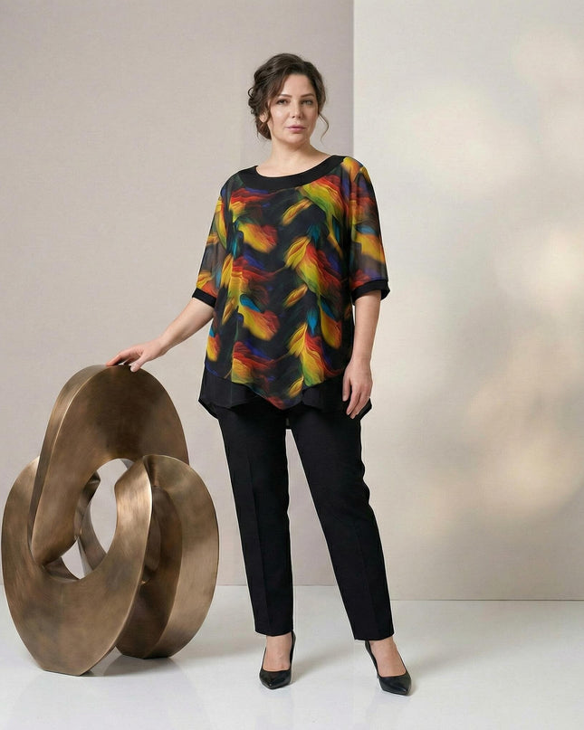 Γυναικεία επίσημη μαύρη τουνίκ με ασύμμετρο πολύχρωμο σιφόν και σχέδιο φτερά για μεγάλα μεγέθη, σε ολόσωμη λήψη φορεμένη από μοντέλο.