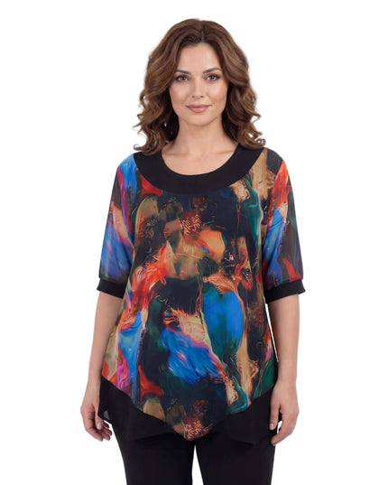 Επίσημη μαύρη τουνίκ σε μεγάλα μεγέθη με ασύμμετρο σιφόν και εντυπωσιακό πολύχρωμο print, σε ολόσωμη λήψη με λευκό φόντο.