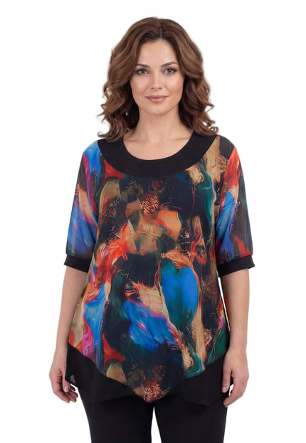 Επίσημη μαύρη τουνίκ σε μεγάλα μεγέθη με ασύμμετρο σιφόν και εντυπωσιακό πολύχρωμο print, σε ολόσωμη λήψη με λευκό φόντο.