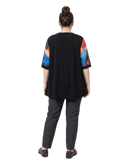 Πίσω όψη από επίσημη μαύρη τουνίκ σε μεγάλα μεγέθη, με εντυπωσιακό πολύχρωμο τύπωμα στα μανίκια και άνετη ριχτή γραμμή.
