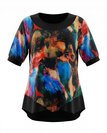 Επίσημη μαύρη τουνίκ για μεγάλα μεγέθη με πολύχρωμο abstract print, στρογγυλή λαιμόκοψη και ασύμμετρο τελείωμα από σιφόν, φωτογραφημένη σε λευκό φόντο.