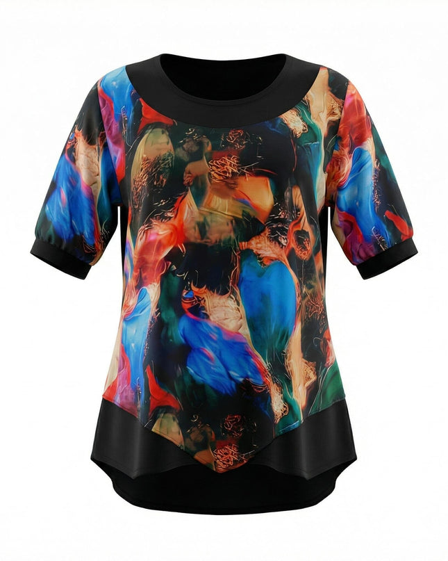 Επίσημη μαύρη τουνίκ για μεγάλα μεγέθη με πολύχρωμο abstract print, στρογγυλή λαιμόκοψη και ασύμμετρο τελείωμα από σιφόν, φωτογραφημένη σε λευκό φόντο.