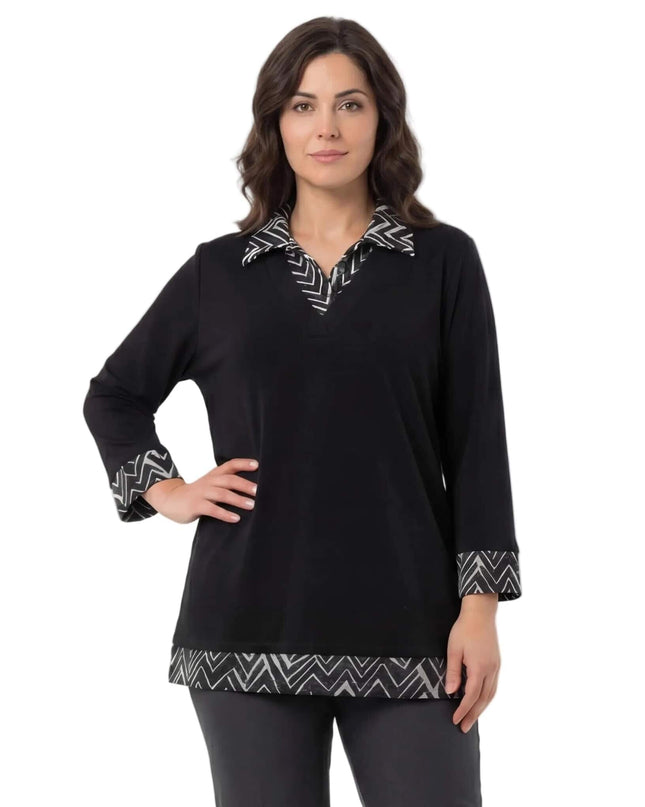 Επίσημη μαύρη τουνίκ plus size με εντυπωσιακό ασπρόμαυρο γεωμετρικό σχέδιο στον γιακά, τις μανσέτες και το τελείωμα, σε μπροστινή λήψη.