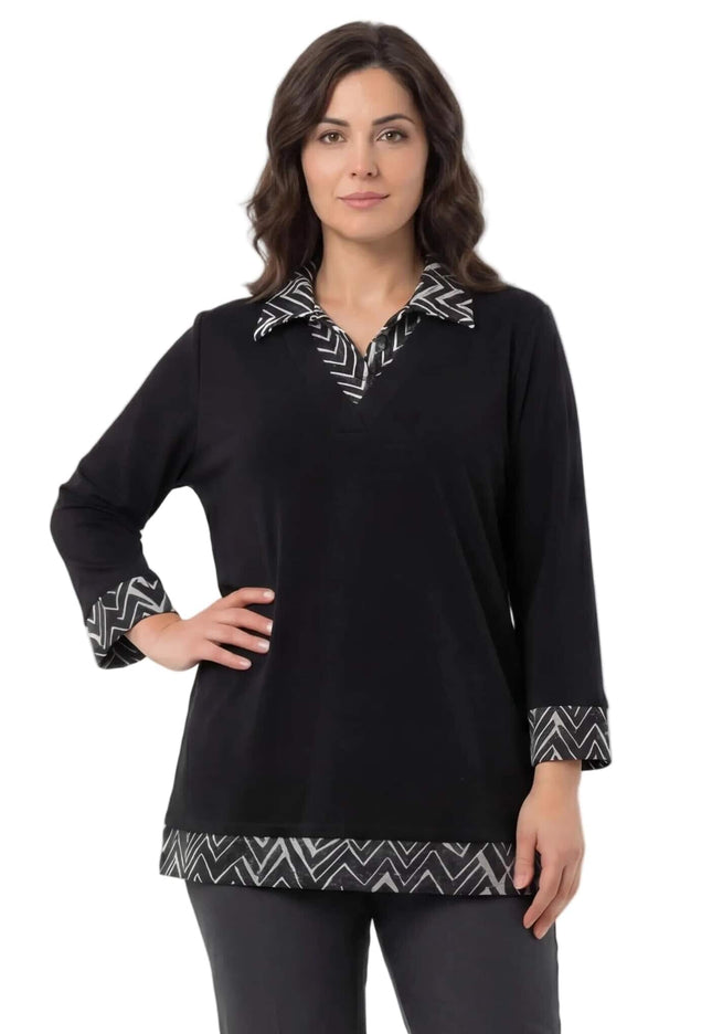 Επίσημη μαύρη τουνίκ plus size με εντυπωσιακό ασπρόμαυρο γεωμετρικό σχέδιο στον γιακά, τις μανσέτες και το τελείωμα, σε μπροστινή λήψη.