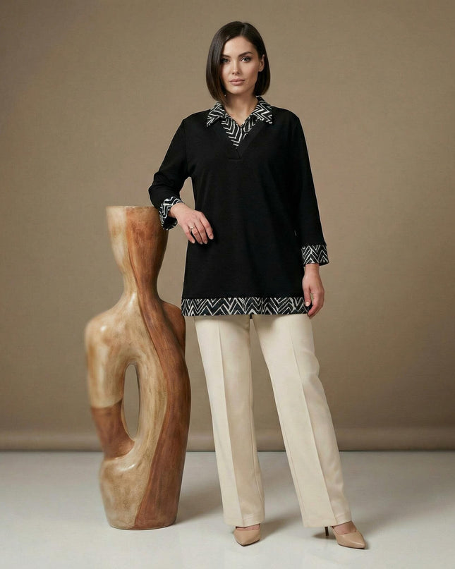 Επίσημη μαύρη τουνίκ plus size με εντυπωσιακό ασπρόμαυρο μοτίβο σε γιακά, μανσέτες και ποδόγυρο. Ολόσωμη λήψη που αναδεικνύει την ίσια γραμμή.