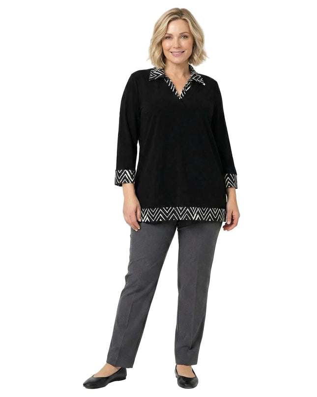 Επίσημη μαύρη τουνίκ plus size σε ολόσωμη λήψη, με διακριτικό ασπρόμαυρο μοτίβο στο γιακά, τις μανσέτες και το τελείωμα.