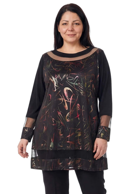Επίσημη μαύρη τουνίκ plus size με αφηρημένο πολύχρωμο μοτίβο, διαφάνεια από τούλι στο ντεκολτέ και λεπτομέρειες δερματίνης, σε ολόσωμη λήψη.