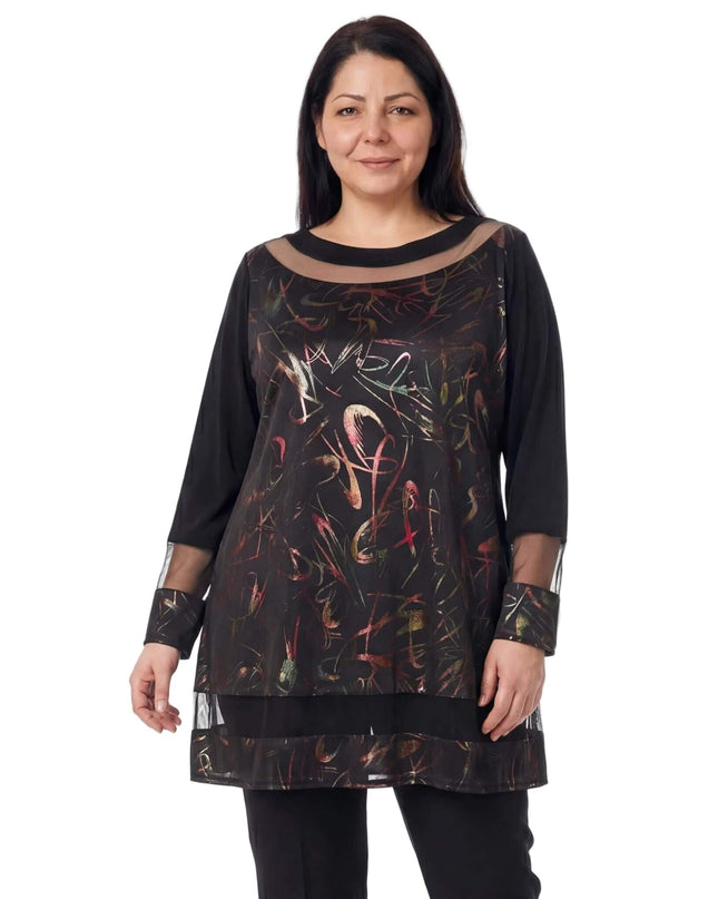 Επίσημη μαύρη τουνίκ plus size με αφηρημένο πολύχρωμο μοτίβο, διαφάνεια από τούλι στο ντεκολτέ και λεπτομέρειες δερματίνης, σε ολόσωμη λήψη.