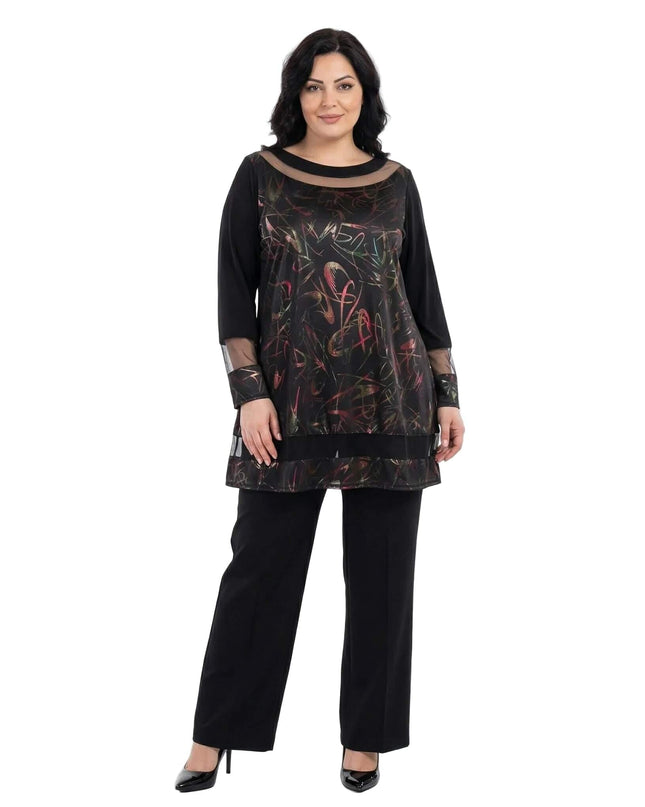 Επίσημη μαύρη τουνίκ plus size με εμπριμέ μοτίβο, διαφάνεια από τούλι στο ντεκολτέ και λεπτομέρειες οικολογικού δέρματος, σε ολόσωμη λήψη.